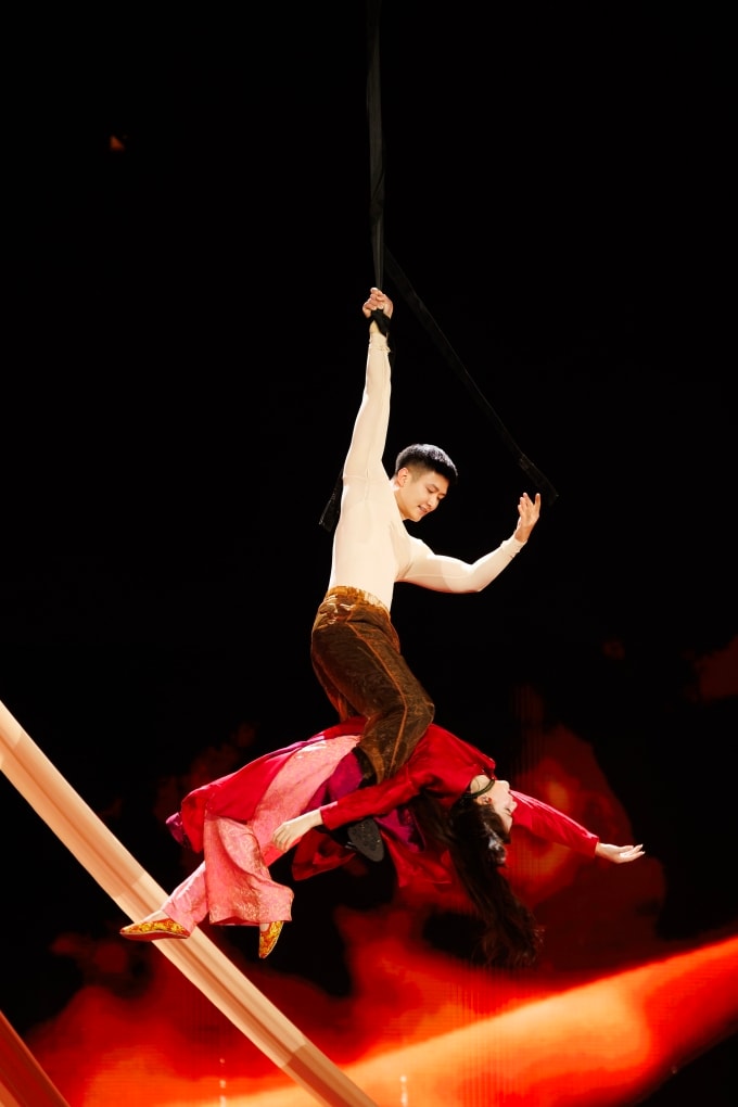 Động tác nằm thăng bằng để bạn diễn giữ bằng chân khiến người xem thót tim của Hòa Minzy. Ảnh: Êkíp nhân vật cung cấp