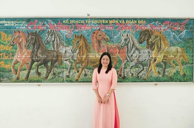 Cô Vũ Mặc Khuê Trâm bên tác phẩm của mình. Ảnh: Nhân vật cung cấp