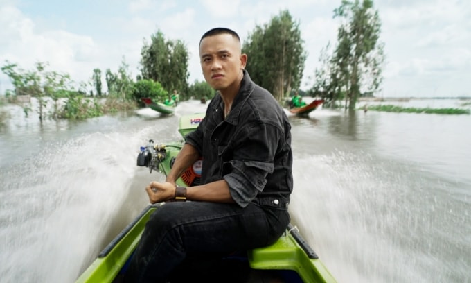 Tạo hình Mai Tài Phến trong vai người đàn ông có vẻ ngoài phong trần, làm công việc bốc vác ở chợ cá, cuộc sống kín tiếng. Ảnh: Đoàn phim cung cấp