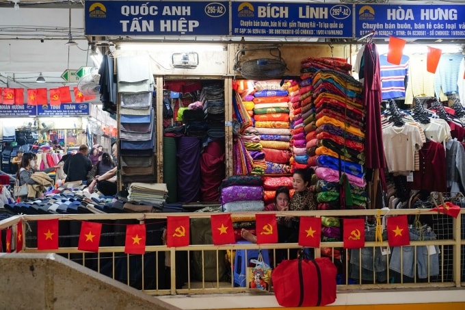 Quầy hàng tại chợ Đồng Xuân (Hà Nội). Ảnh: Hoàng Giang