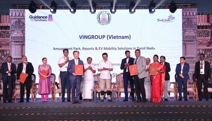Đại diện Vingroup và đại diện Chính quyền bang Tamil Nadu trao biên bản ghi nhớ hợp tác. Ảnh: Vingroup