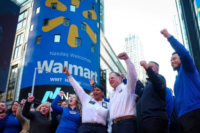 Nhân viên Walmart trong lễ rung chuông mở cửa phiên giao dịch tại Nasdaq, khi công ty chuyển sàn niêm yết tháng 12/2025. Ảnh: Reuters