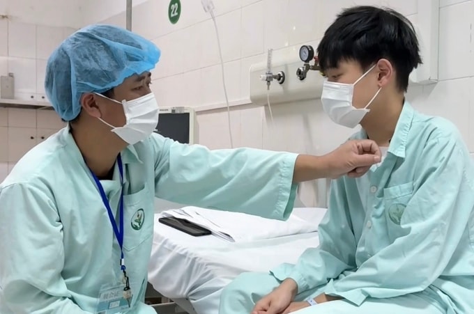 Quang Anh sau ghép tim tại Bệnh viện Việt Đức. Ảnh: Bệnh viện cung cấp