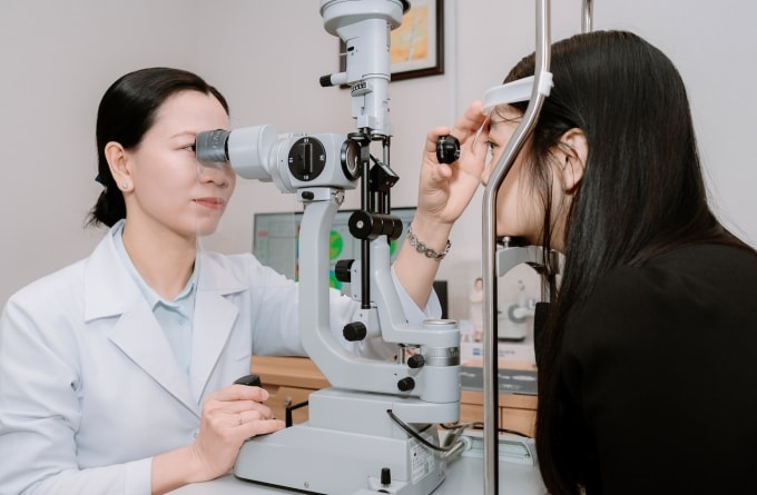 BS.CK2 Nguyễn Trương Tường Duy khám mắt cho bệnh nhân. Ảnh: Trung tâm cung cấp