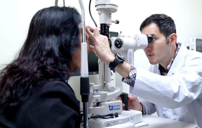 Bác sĩ Hưng kiểm tra mắt cho một phụ nữ. Ảnh: Bệnh viện Đa khoa Tâm Anh