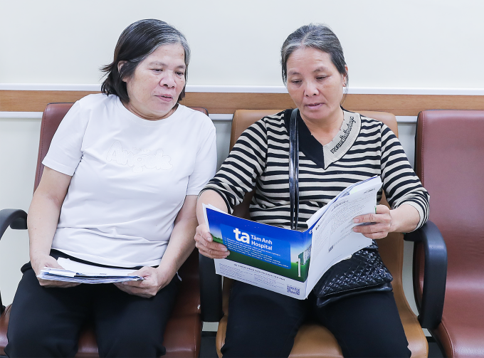 Bà Nga (trái) và em gái cùng tái khám sau hơn một tháng phẫu thuật đục thủy tinh thể. Ảnh: Bệnh viện Đa khoa Tâm Anh