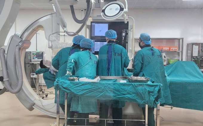 Các bác sĩ can thiệp. nút mạch cho bệnh nhân. Ảnh: Bệnh viện cung cấp