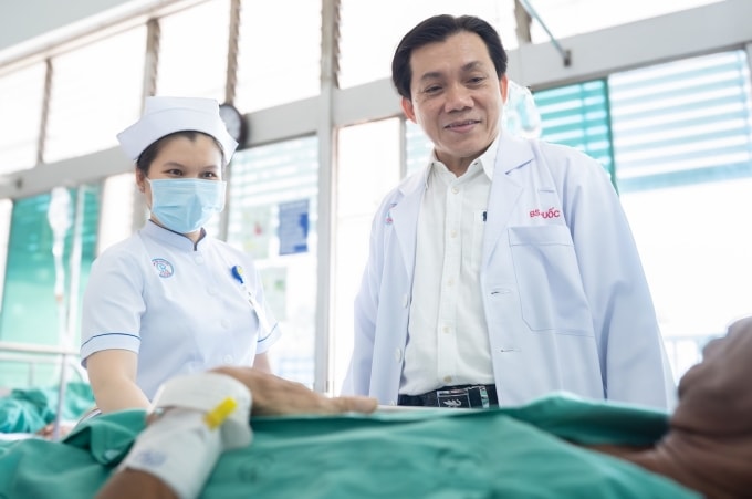 Bác sĩ thăm khám bệnh nhân trước khi xuất viện. Ảnh: Bệnh viện cung cấp