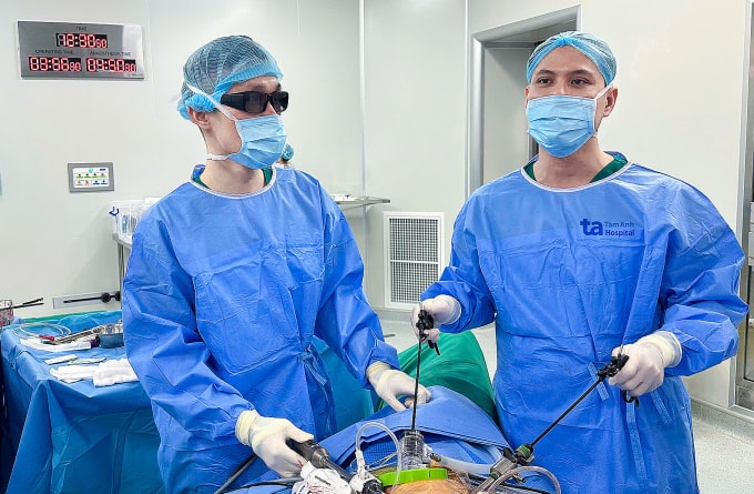 Bác sĩ Duy (bên phải) đang thực hiện phẫu thuật cắt túi mật hoại tử cho ông Park. Ảnh: Bệnh viện Đa khoa Tâm Anh