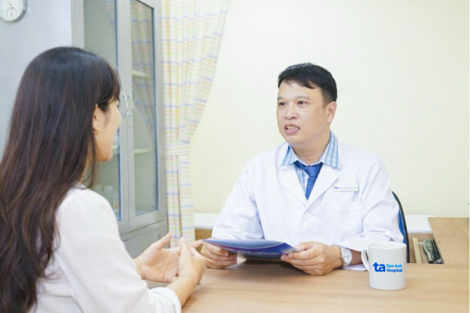 Bác sĩ Hiển tư vấn cho người bệnh. Ảnh minh họa: Bệnh viện Đa khoa Tâm Anh