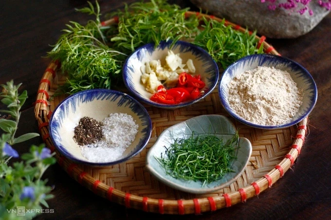 Thêm một số gia vị vào bữa ăn hàng ngày sẽ giúp cơ thể giữ ấm mỗi khi trời chuyển lạnh đột ngột. Ảnh: Bùi Thủy