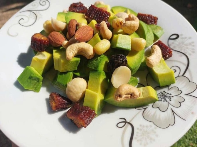 Chất béo tốt từ các loại hạt, quả bơ hỗ trợ cân bằng nội tiết nữ. Ảnh: Đình Diệu