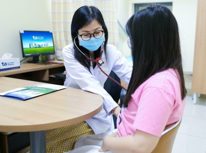 Bác sĩ Bội Hy kiểm tra sức khỏe cho bé Hân sau một tuần xuất viện. Ảnh: Bệnh viện Đa khoa Tâm Anh