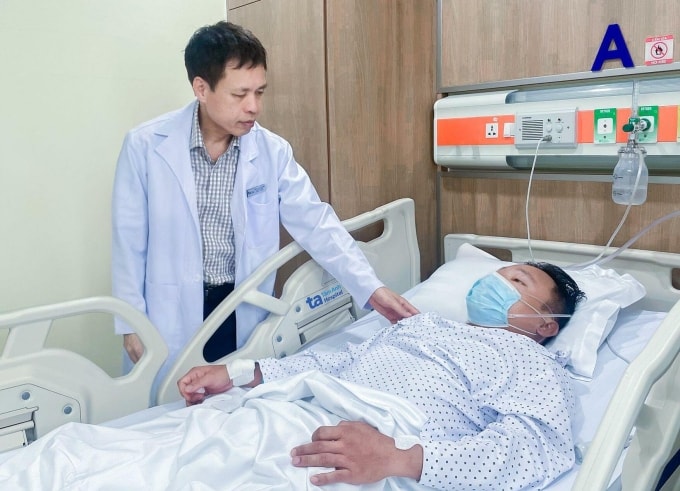 Phó giáo sư Vĩnh khám cho anh Minh sau ca mổ. Ảnh: Bệnh viện Đa khoa Tâm Anh