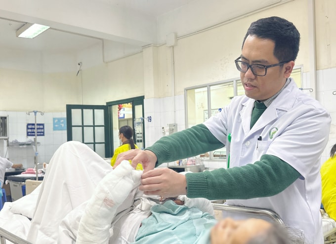 Bác sĩ kiểm tra vết thương cho bệnh nhân sau mổ. Ảnh: Bệnh viện cung cấp