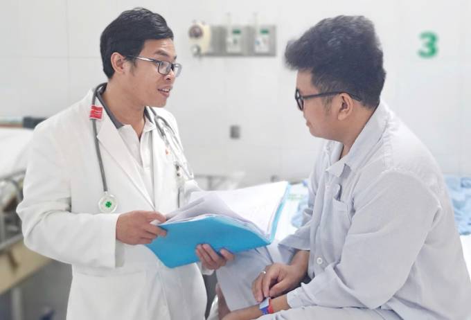 Bác sĩ trao đổi cùng người bệnh trong quá trình điều trị. Ảnh: Bệnh viện cung cấp
