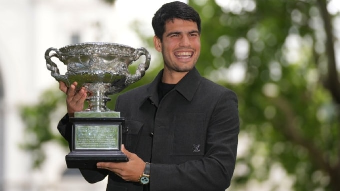 Alcaraz nâng chiếc cup Norman Brookes - danh hiệu cho nhà vô địch đơn nam Australia Mở rộng, tại Melbourne, hôm 2/2/2026. Ảnh: Reuters