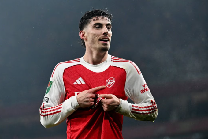 Kai Havertz chỉ vào huy hiệu Arsenal sau khi ghi bàn. Ảnh: Arsenal FC