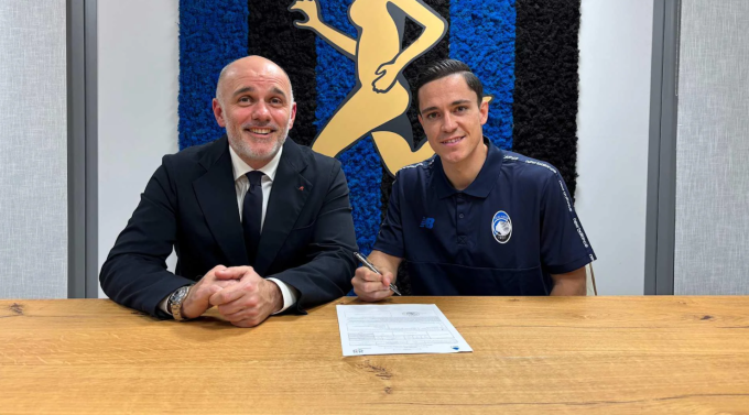 Giacomo Raspadori (phải) ký hợp đồng với Atalanta. Ảnh: Atalanta