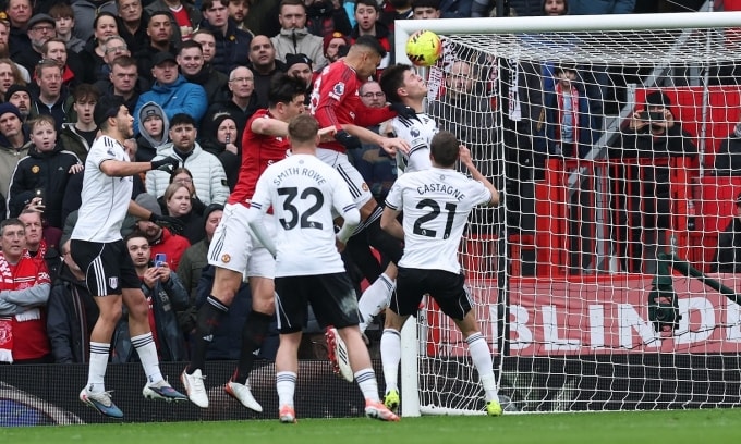 Casemiro đánh đầu mở tỷ số cho Man Utd, trong trận đấu ở vòng 24 Ngoại hạng Anh trên sân Old Trafford, thành phố Manchester, Vương quốc Anh ngày 1/2/2026. Ảnh: Reuters