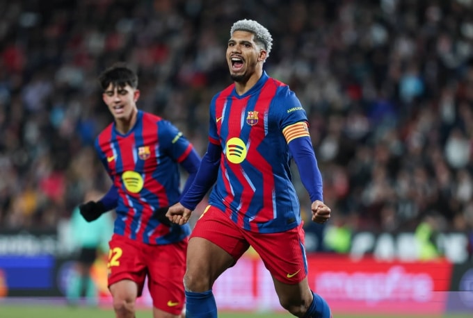 Araujo (phải) mừng bàn trong trận Albacete 1-2 Barca ở tứ kết Cup Nhà vua tối 3/2. Ảnh: EP