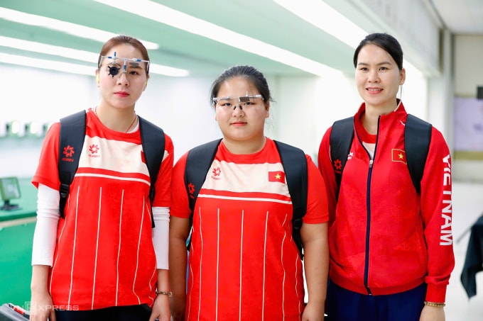 Trịnh Thu Vinh, Nguyễn Thùy Trang và Triệu Thị Hoa Hồng (từ trái sang) giành HC vàng đồng đội nữ 10m súng ngắn hơi ở SEA Games 33 tại Thái Lan vào tháng 12/2025. Ảnh: Đông Huyền