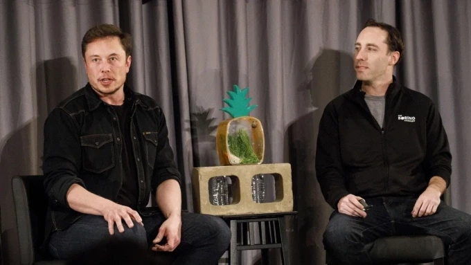 Elon Musk (trái) và Steve Davis. Ảnh: Boring Company