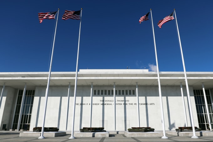 Bên ngoài Trung tâm Kennedy ở thủ đô Washington, Mỹ ngày 2/2. Ảnh: AP