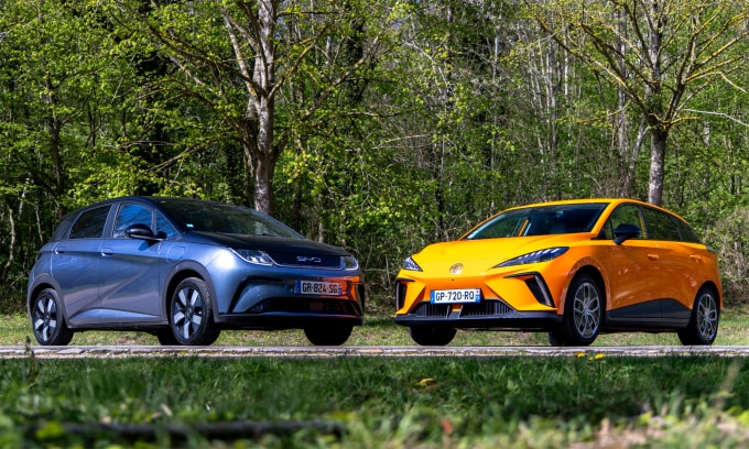 BYD Dolphin (trái) và MG4 EV tại thị trường châu Âu. Ảnh: Caradisiac