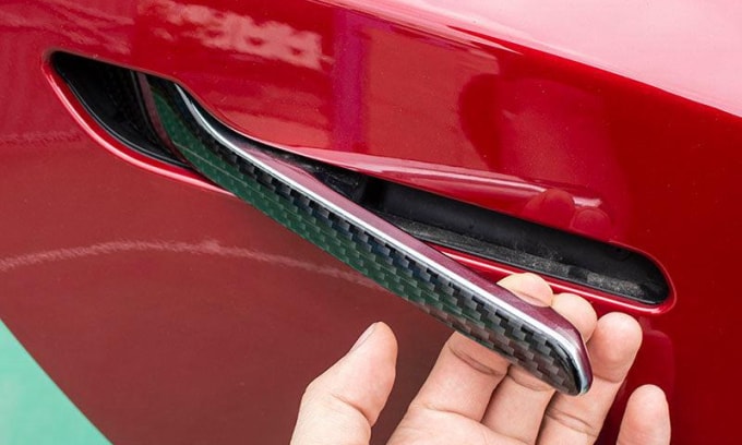 Quy định mới của Trung Quốc yêu cầu gần như mọi loại xe phải có tay nắm cửa có thể mở cơ học trong trường hợp khẩn cấp. Ảnh: Taptes