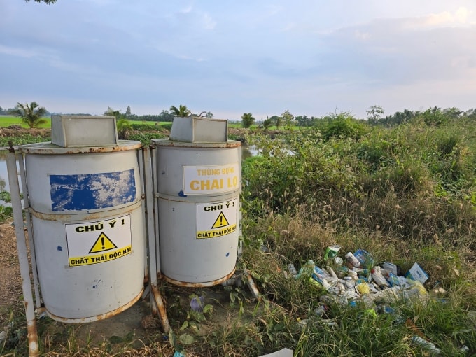 Vỏ, túi nhựa đựng thuốc trừ sâu bị vứt bừa ngoài môi trường. Ảnh: Đan Võ