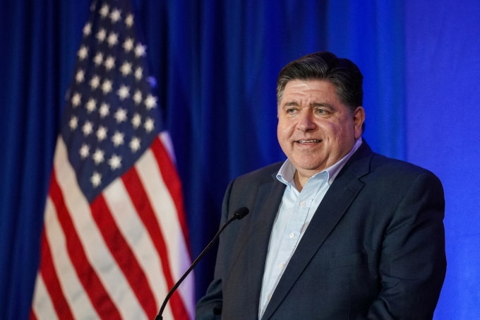 Thống đốc bang Illinois JB Pritzker tại New Hampshire hồi tháng 4/2025. Ảnh: Reuters