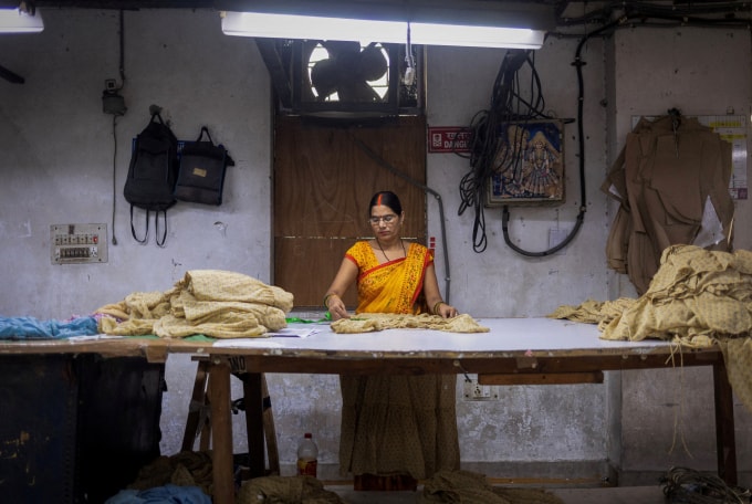 Công nhân đo vải để chuẩn bị may váy tại một xưởng sản xuất hàng may mặc ở Noida, Ấn Độ, ngày 7/8/2025. Ảnh: Reuters