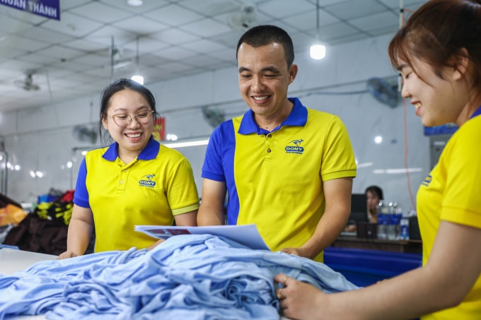 Công nhân làm việc tại công ty may mặc Dony (xã Vĩnh Lộc A, TP HCM), tháng 8/2025. Ảnh: Quỳnh Trần