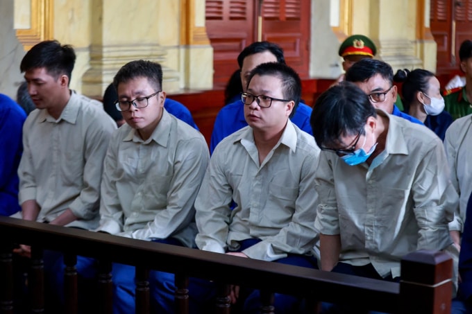 Các bị cáo trong vụ án tại tòa. Ảnh: Trần Quỳnh
