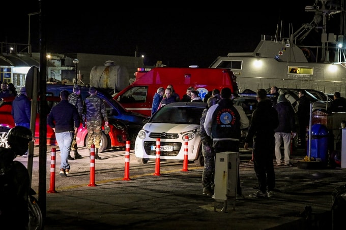 Xe cứu thương túc trực tại cảng trên đảo Chios sau vụ va chạm ngày 4/2. Ảnh: AFP