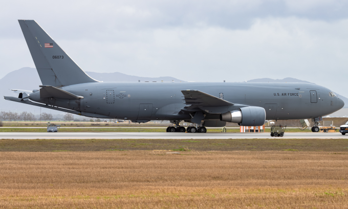 Máy bay KC-46A trên đường băng tại căn cứ Moron hôm 3/2. Ảnh: X/SantiBlanquez