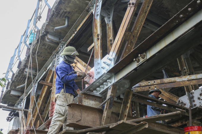Công nhân gia cố giàn thép cầu Long Biên tháng 1/2026. Ảnh: Phạm Chiểu