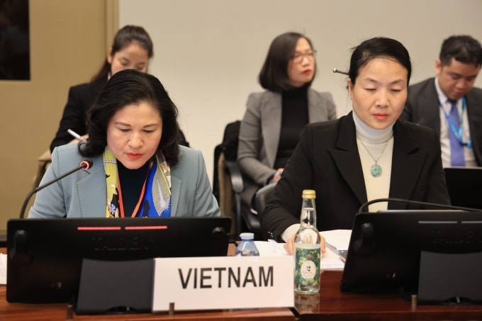 Thứ trưởng Nội vụ Nguyễn Thị Hà (trái) bảo vệ Báo cáo quốc gia lần thứ 9 về thực thi CEDAW. Ảnh: TTXVN