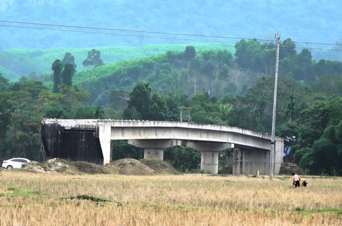Cầu Na Phày - Đỏn Chám hoàn thành phần chính nhưng hiện thiếu đường dẫn hai đầu. Ảnh: Hùng Lê