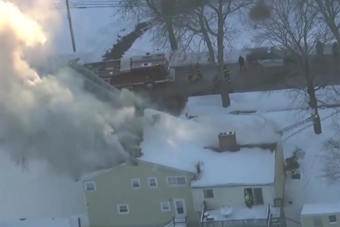 Hiện trường vụ cháy nhà vì dùng đèn khò dọn tuyết tại Milton, bang Massachusetts, ngày 30/1. Ảnh: WCVB