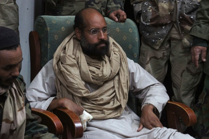 Saif al-Islam bị dân quân tại Obari bắt trên đường đào tẩu sang Niger vào tháng 11/2011. Ảnh: Reuters