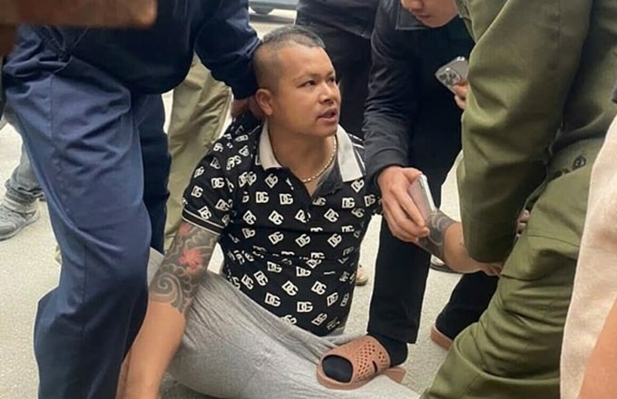 Nghi phạm Nguyễn Thành Luân bị khống chế ngay sau khi rời ngân hàng. Ảnh: Người dân cung cấp