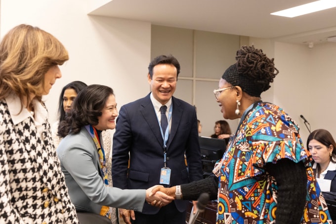 Thứ trưởng Nội vụ Nguyễn Thị Hà gặp các đại biểu tại sự kiện. Ảnh: TTXVN