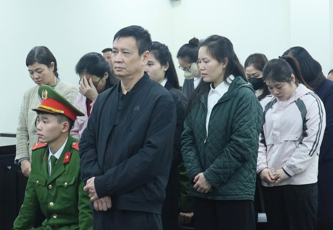 Bị cáo Trần Thị Hoàn (thứ hai từ phải) chủ tiệm vàng Hoàn Huế bị cáo buộc buôn lậu 546 kg vàng từ Trung Quốc vào Việt Nam. Ảnh: Danh Lam