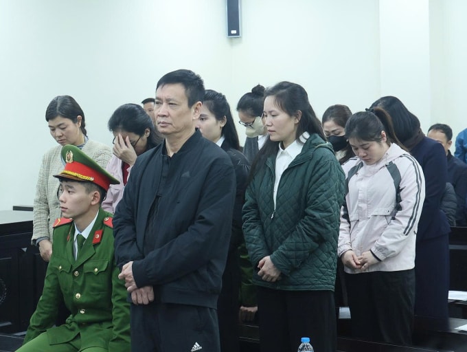 Bị cáo Hải (áo đen) và Hoàn (áo xanh) là 2 chủ mưu buôn lậu, bị đề nghị án cao nhất. Ảnh: Danh Lam