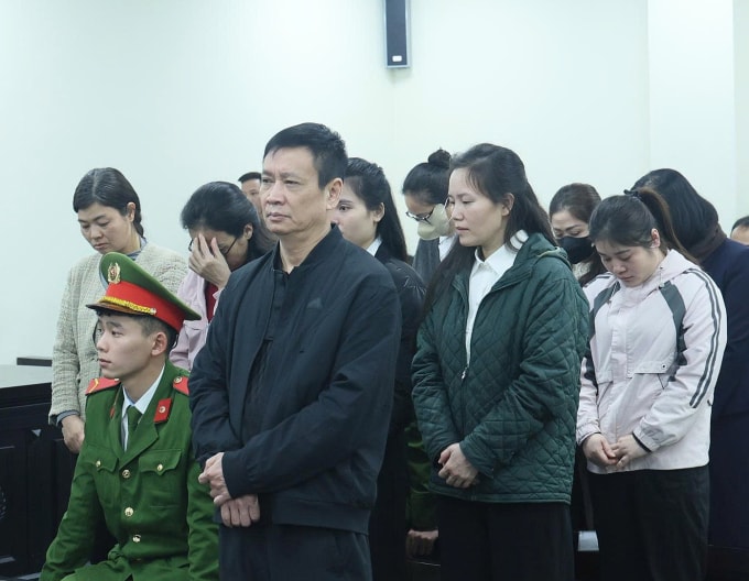 Bị cáo Hải (hàng đầu) và Hoàn (đứng sau Hải) tại tòa ngày 4/2. Ảnh: Danh Lam