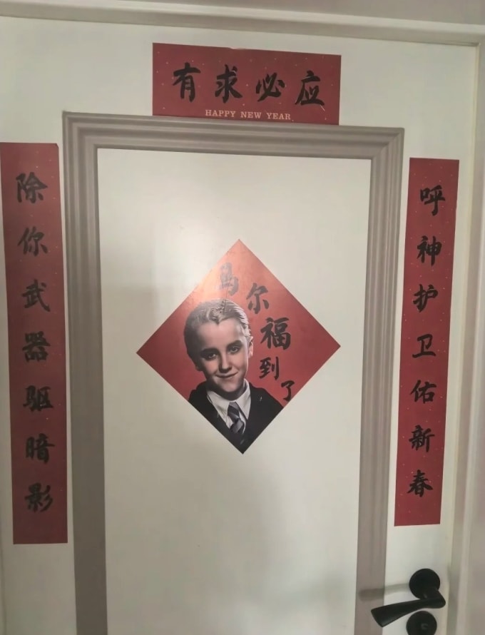 Hình ảnh Malfoy cạnh chữ Mã Nhi Phúc đến rồi dán trên cửa một ngôi nhà ở Trung Quốc. Ảnh: Sina