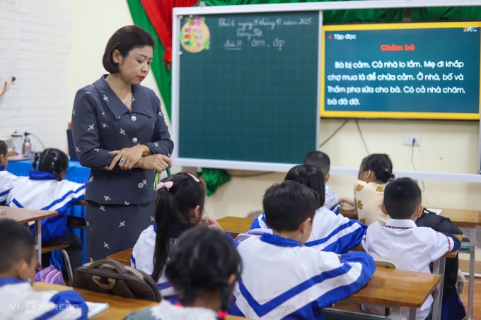 Giáo viên, học sinh trường Tiểu học Hưng Lợi, xã Lam Thành, tỉnh Nghệ An, trong một giờ học. Ảnh: Đức Hùng