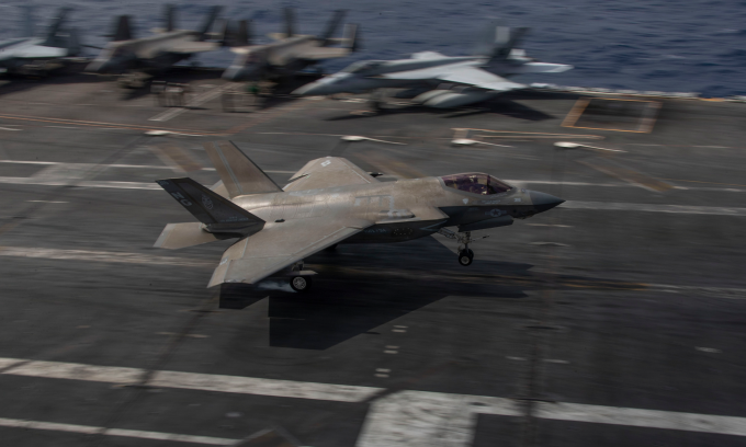 Tiêm kích F-35C hạ cánh xuống tàu sân bay  Abraham Lincoln hôm 15/1. Ảnh: US Navy